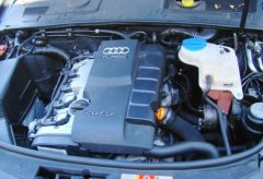 Abbildung des Motorraumes eines Audi A6 2.0 TFSi nach der Autogasumrüstung